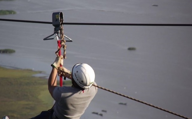  Vola su una zip line 
